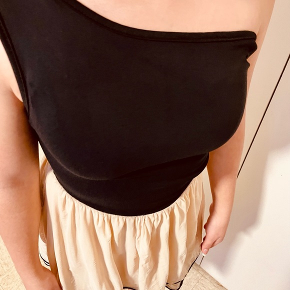 Cute mini dress. Fits true to size. - Picture 2 of 4